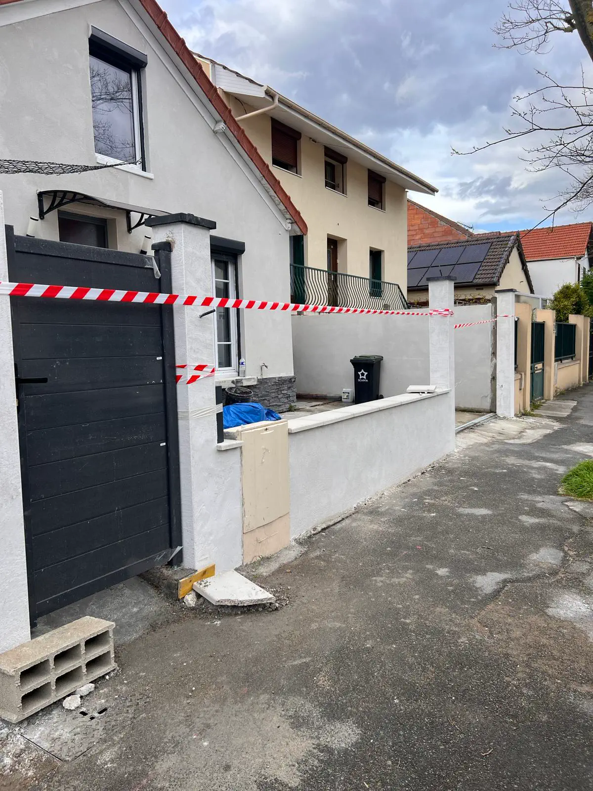 Façade rénovée avec portail neuf après chantier complet