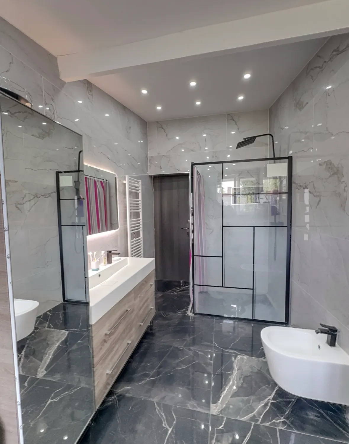 Salle de bain rénovée par BTG, marbre et douche à l’italienne vitrée